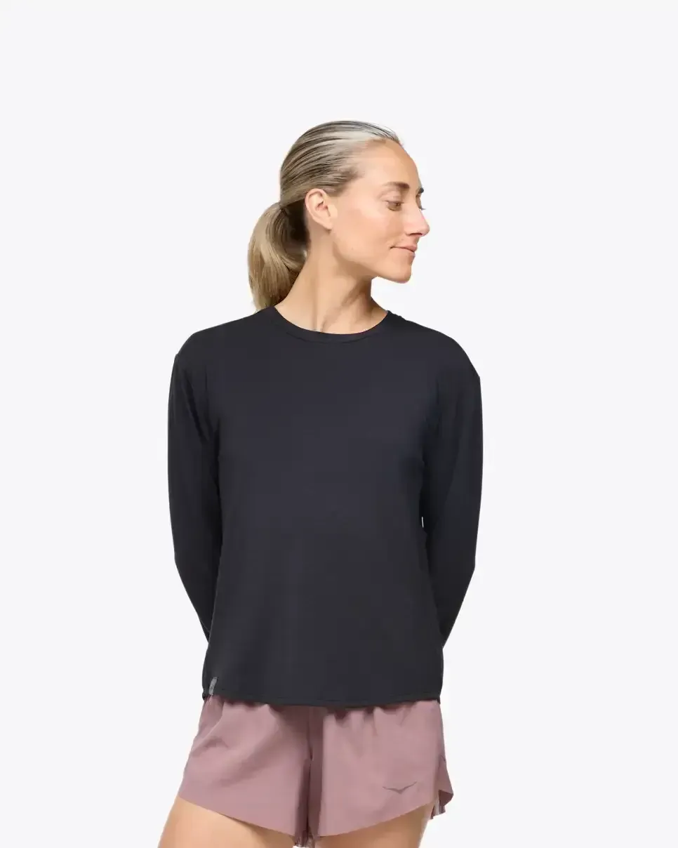 HOKA Essential LS Tee Schwarz Media front view