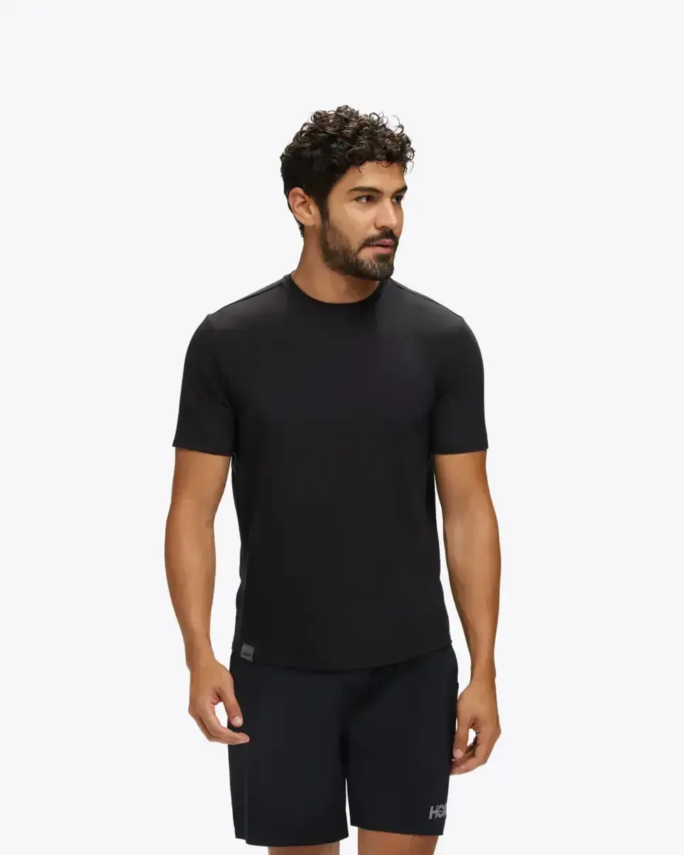 HOKA Essential Tee Schwarz Media front view